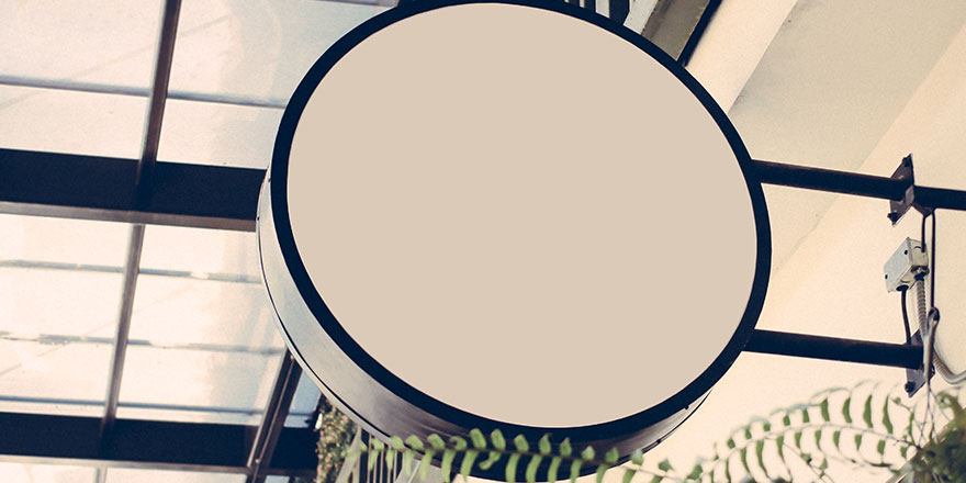 L’interdiction de pose d’enseigne commerciale peut résulter du règlement de copropriété