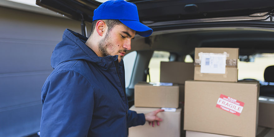 Covid-19 : Amazon sommé de restreindre son activité aux produits essentiels