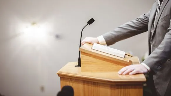 L'abus de faiblesse est un délit consistant pour l'auteur des faits, à user de l'état de vulnérabilité ou de faiblesse d'une personne pour qu'elle effectue un acte ou une abstention gravement préjudiciable.  - Crédit photo : &copy; @freepik