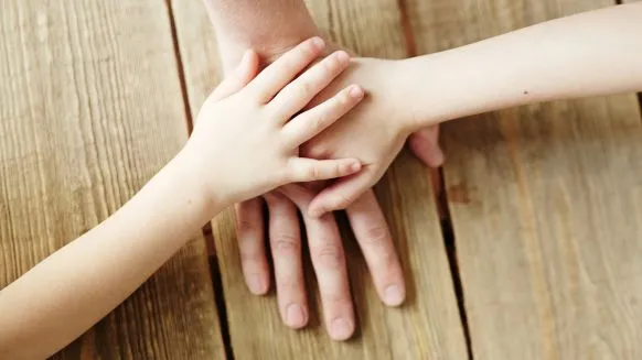 Peut-on adopter l’enfant de son conjoint ?  - Crédit photo : &copy; Freepik