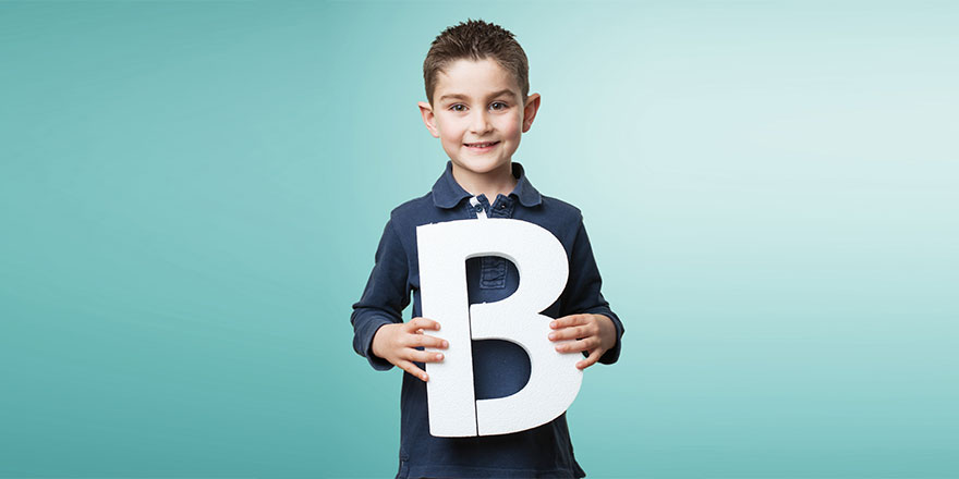 Pourquoi l'attribution automatique du nom du père suivi de celui de la mère est discriminatoire selon la CEDH ?