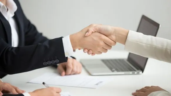 Conflit de voisinage et recours à un Commissaire de justice - Crédit photo : &copy; Freepik