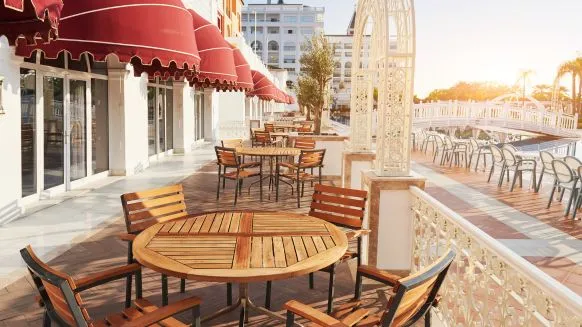 Installer une terrasse sur l'espace public : quelles sont les règles ? - Crédit photo : &copy; @freepik