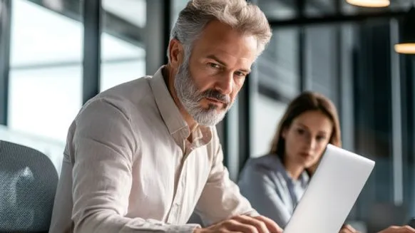 Le licenciement d’un salarié associé : spécificités juridiques