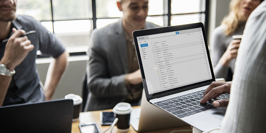 L'employeur doit-il informer le salarié de sa possibilité de demander des précisions sur le motif du licenciement ?